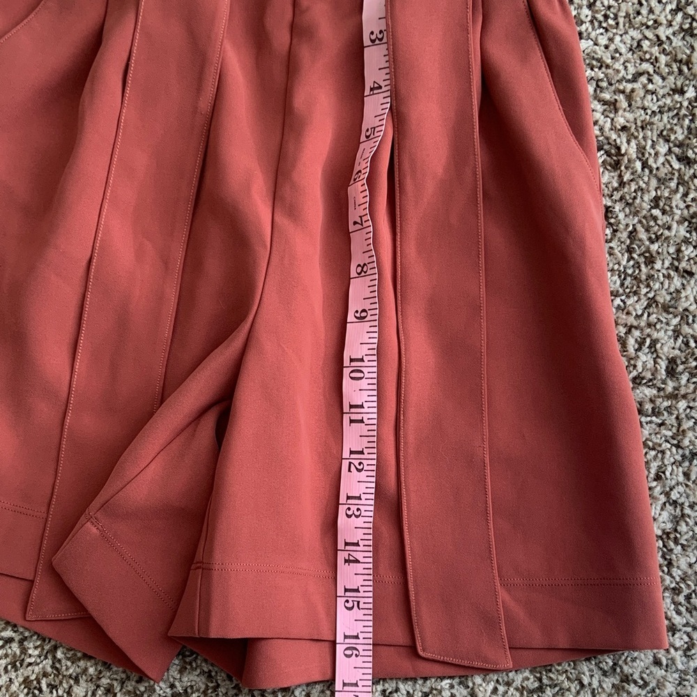 Lululemon short size 2 - Picture 2 of 8